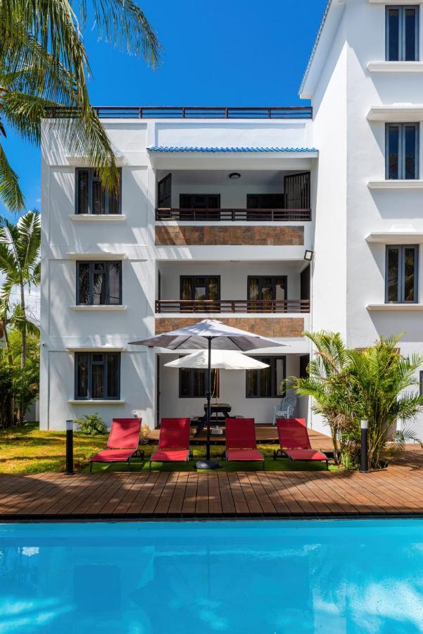 Les Cerisiers Beach Residence: Cozy Beachfront Apartment with Modern Amenities Flic en Flac Exterior photo