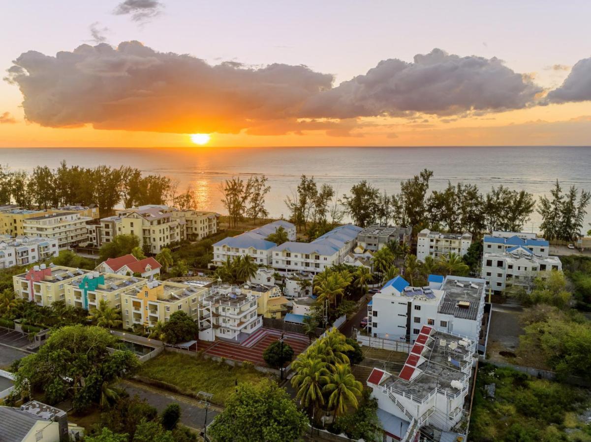 Les Cerisiers Beach Residence: Cozy Beachfront Apartment with Modern Amenities Flic en Flac Exterior photo