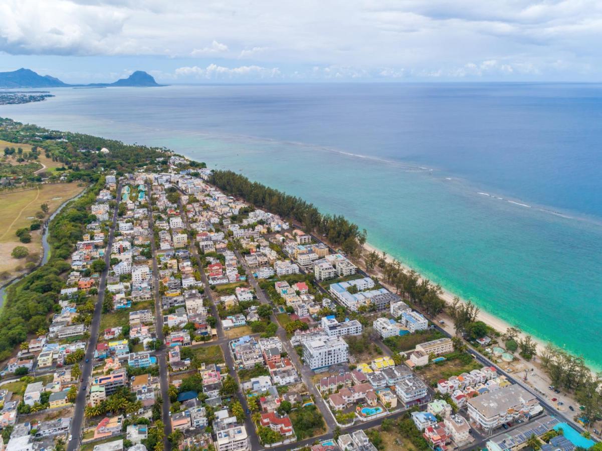 Les Cerisiers Beach Residence: Cozy Beachfront Apartment with Modern Amenities Flic en Flac Exterior photo