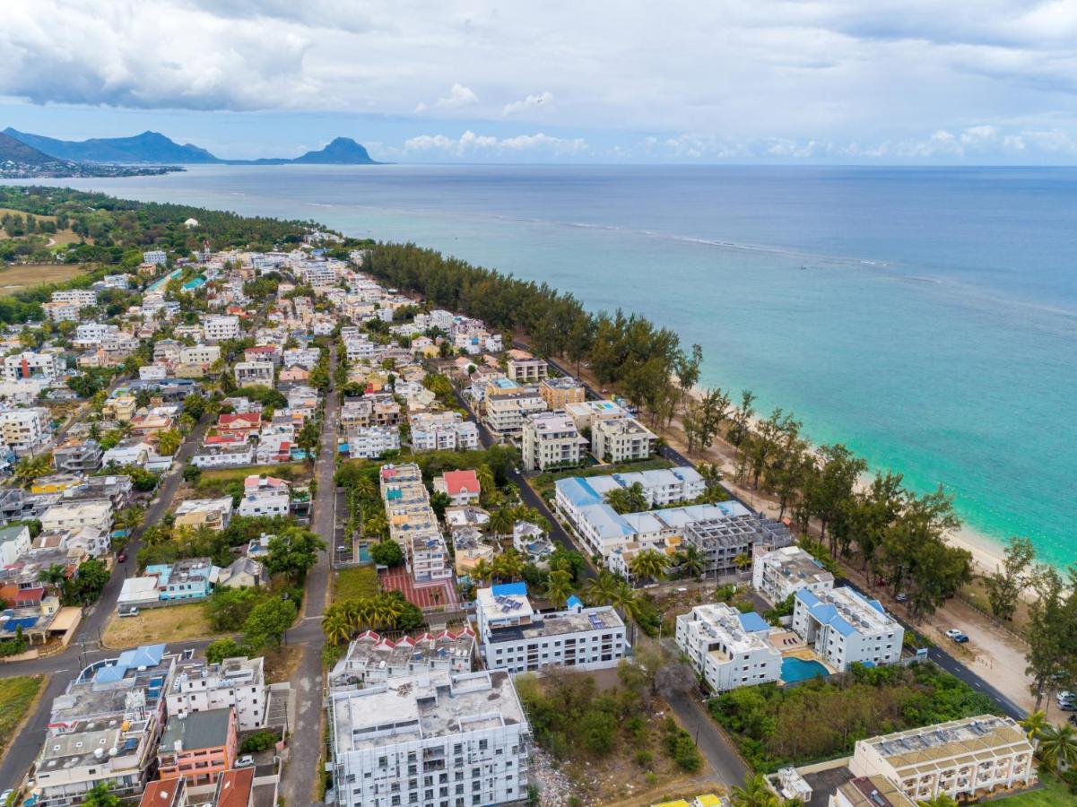 Les Cerisiers Beach Residence: Cozy Beachfront Apartment with Modern Amenities Flic en Flac Exterior photo