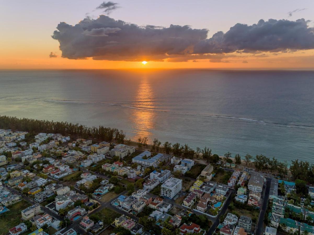 Les Cerisiers Beach Residence: Cozy Beachfront Apartment with Modern Amenities Flic en Flac Exterior photo